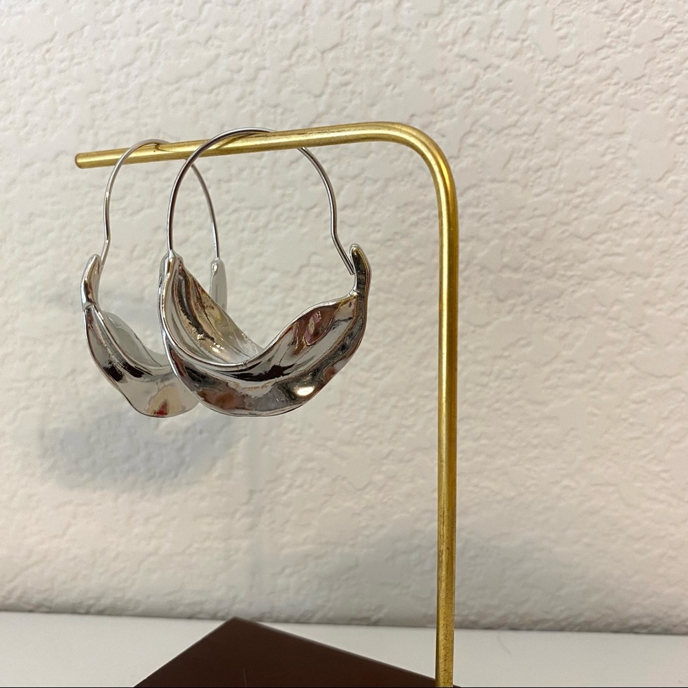 Emily Ratajkowski Inspired Wavy Hoop Earrings - Picture 4 of 10